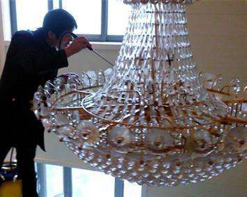 保洁员在清洗水晶灯